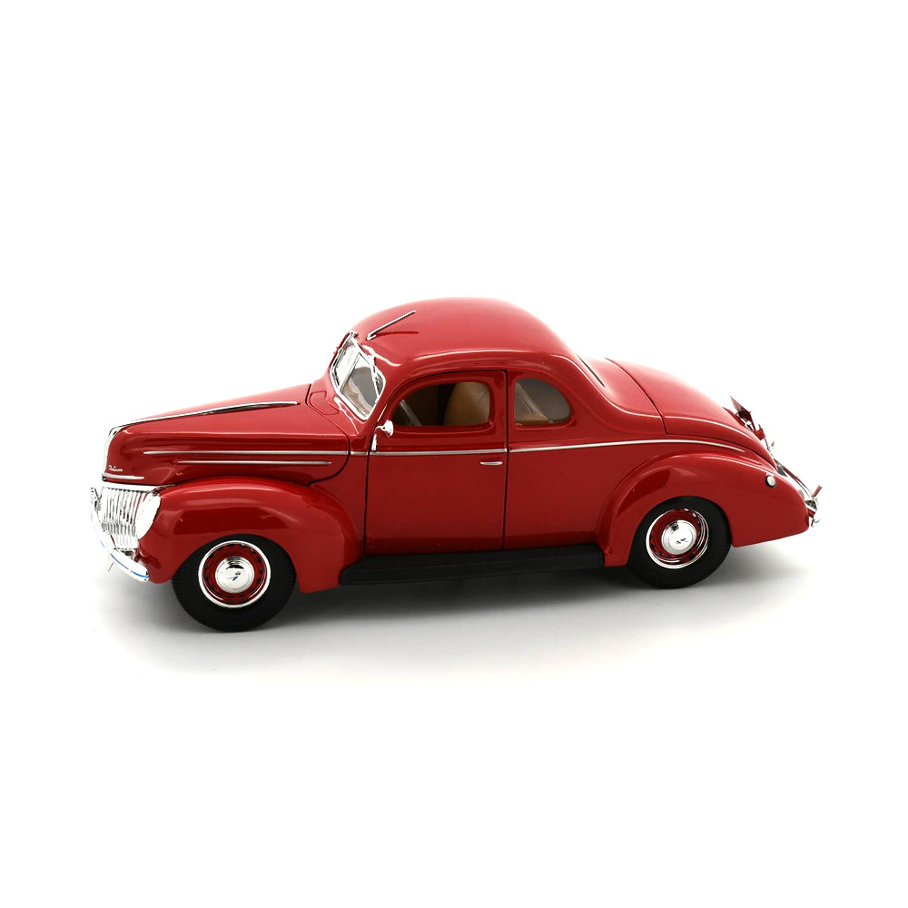 Maisto Licensed 1:18 Scale Ford Deluxe Coupe Mint 1939 Diecast Model Car Red