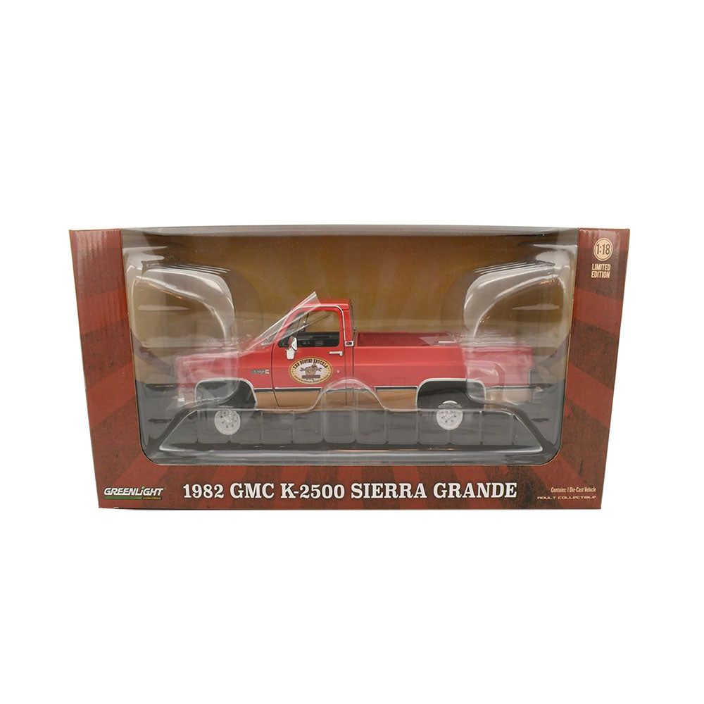 Greenlight Licensed 1:18 Scale GMC K-2500 Sierra Grande Pickup With Trailer Hitch 1982 Model Car