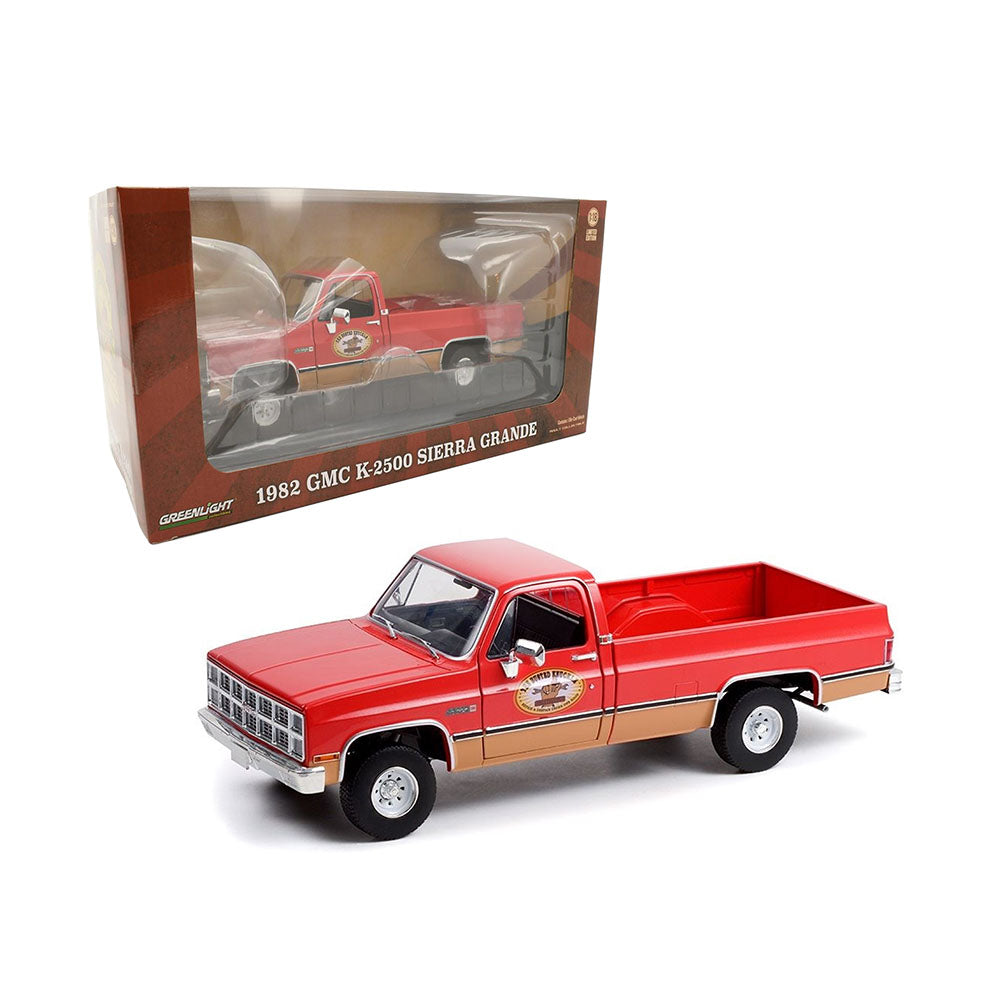 Greenlight Licensed 1:18 Scale GMC K-2500 Sierra Grande Pickup With Trailer Hitch 1982 Model Car