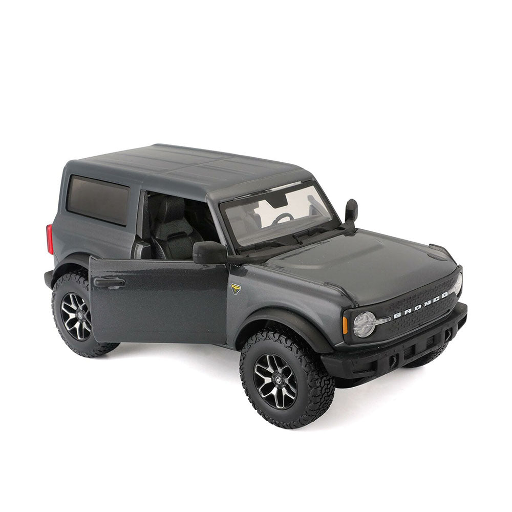 Maisto Licensed 1:24 Scale 2021 Ford Bronco 2 Door SUV Badlands Diecast Model Car Gray
